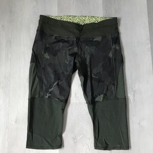 LULULEMON CAPRI PANT GREEN SHEER INSERT CROP LEGGING CAMOUFLAGE CAMON PRINT 10